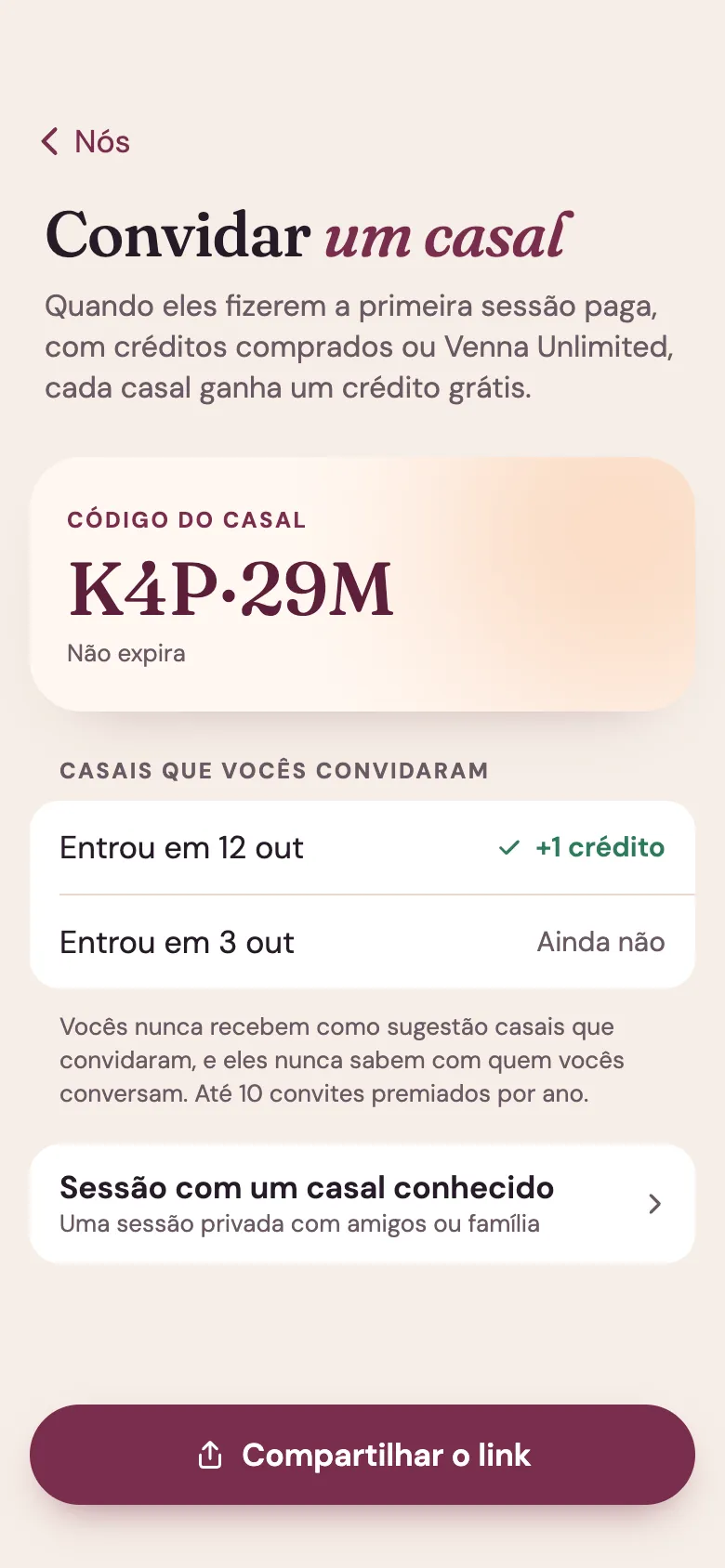 Tela do app Venna: Convidar um casal. O código do casal, K4P·29M, nunca expira; um casal convidado já entrou e rendeu um crédito, outro ainda não fez a primeira sessão paga.